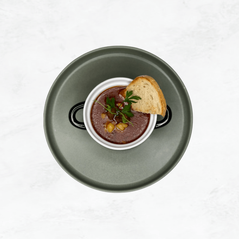 Zupa gulaszowa na wołowinie z pieczywem